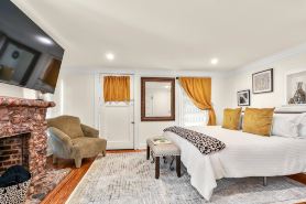 Garden Level 2 bed 2 bath Apartment in Historic District