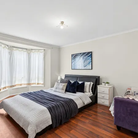 Simple & Cozy Bedroom - 2 kms to Beach, Near Shops and Bus
