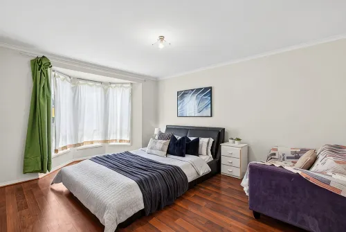 Simple & Cozy Bedroom - 2 kms to Beach, Near Shops and Bus - Airport Shuttle