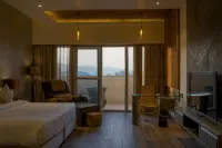 Hotel Clarks Inn Suites Kangra - موقف سيارات
