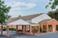 Super 8 by Wyndham Cornelia Hotels near Loudermilk Boarding House & Everything Elvis Museum