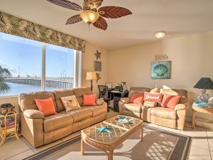 Bayfront Retreat Private Balcony and Pool Access!