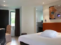 La Ferme Blanche, the Originals Relais Hotel a Englos