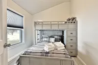 Rutland's Hidden Gem: 2 Br/1ba Renovated Home Close to Everything 2 Bedroom Home Hotels in Castleton