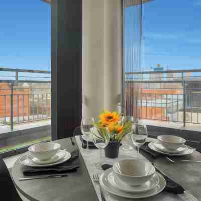 2 Bed Penthouse With Beautiful City Views Dining/Meeting Rooms
