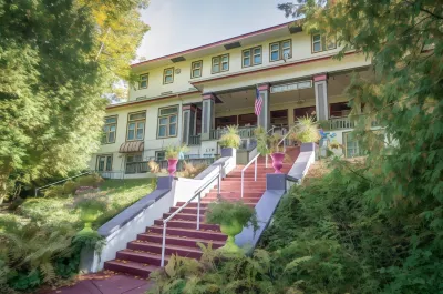 Terrace Inn and 1911 Restaurant فنادق في Bear Creek Township