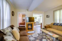 Fire Pit, BBQ & Yard: Family Home in Adrian Hotels in Adrian