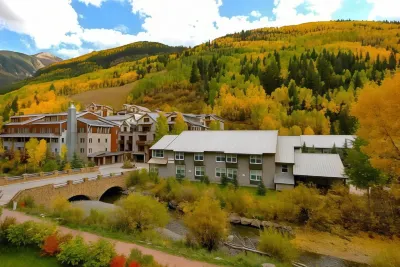 Modern Comfort River/Mtn Views + Hot Tub 1 Bedroom Condo by RedAwning Hotel di Telluride