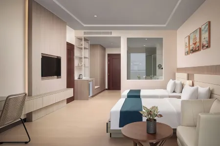 RIVA Hotel SHV Отели рядом с достопримечательностью «Порт Сихануквилл»