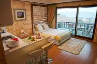 Pension on the Sea Shore in the Bosom Department (Byeonsanbando)