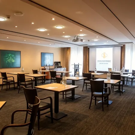 Best Western Premier Airporthotel Berlin Отели рядом с достопримечательностью «Станция метро Lipschitzallee»