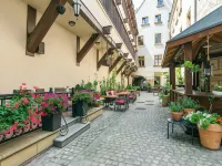 Hotel Dwór Polski Hotels near Miejska Gallery