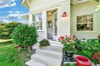 Early 1900s Countryside Farm Stay Hotels near Swans Trail Farms