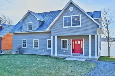 Gorgeous newer home on Newton Lake/Crystal Lake near Elk mountain ski resort.