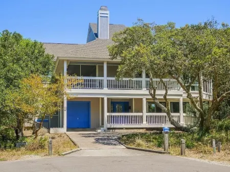 Quintessential BHI escape.  NEW! Updated Beach House