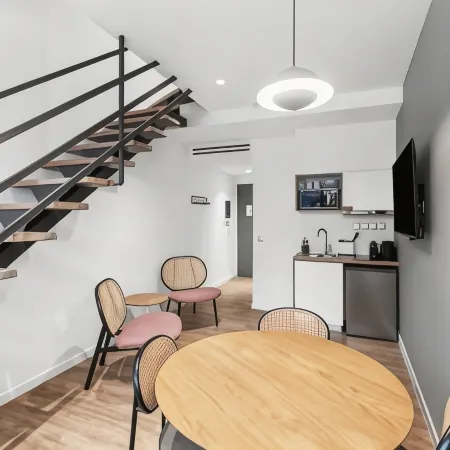 Limehome Piraeus Olive