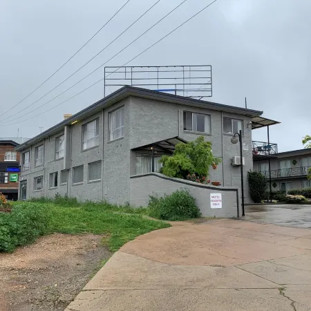 Crest Motor Inn