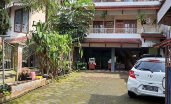 Wisma & Kantin Amanda by Zuzu