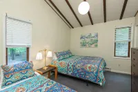 Coolfont 4 Bdrm, Lots of Beds! Cozy Wooded Cottage.
