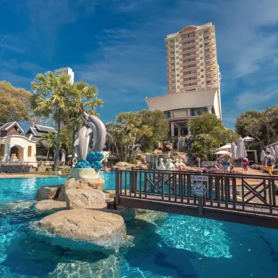 Long Beach Garden Hotel & Pavilions Отели рядом с достопримечательностью «Пляж Наклуа»
