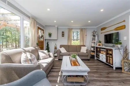 Cozy All-Season Family Cottage in Balm Beach!