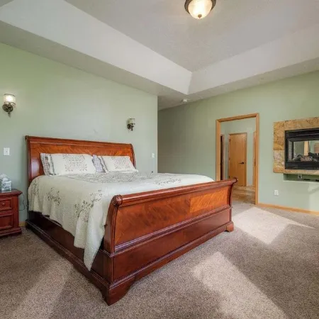 Modern Lake Lucille Lakefront, Whole 5 bedroom house, Private dock & games