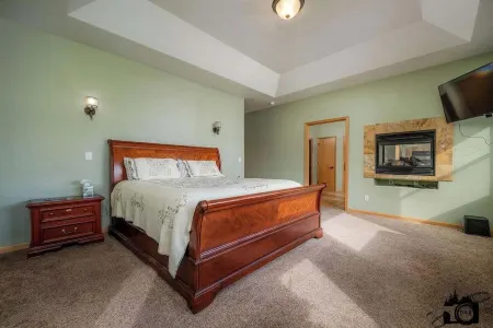 Modern Lake Lucille Lakefront, Whole 5 bedroom house, Private dock & games