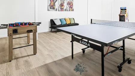 Luxurious Hot Tub and Game Room - Spacious Family Retreat Отели рядом с достопримечательностью «Rose Hill Manor»