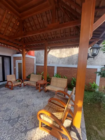 Joglo 2K Отели в г. Jebres