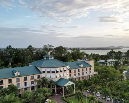 ロイヤル・トラリカ パラマリボのホテル