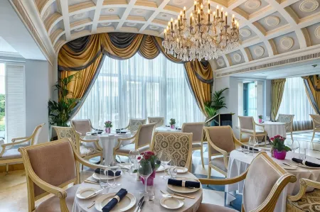 InterContinental Hotels Kyiv by IHG Отели рядом с достопримечательностью «Михайловский Златоверхий монастырь»