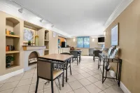 Howard Johnson by Wyndham Columbus Fort Moore