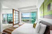 Reflection on the Sea Hotel di Coolangatta