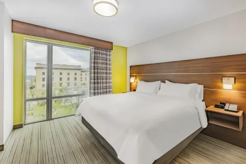 Holiday Inn Express & Suites Lincoln Downtown
