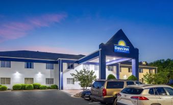Days Inn & Suites by Wyndham Siler City