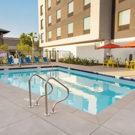 Home2 Suites by Hilton Corona Отели рядом с достопримечательностью «Публичная библиотека Корона»