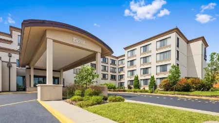 Best Western Executive Inn Отели рядом с достопримечательностью «Парк Симмонс Айленд»