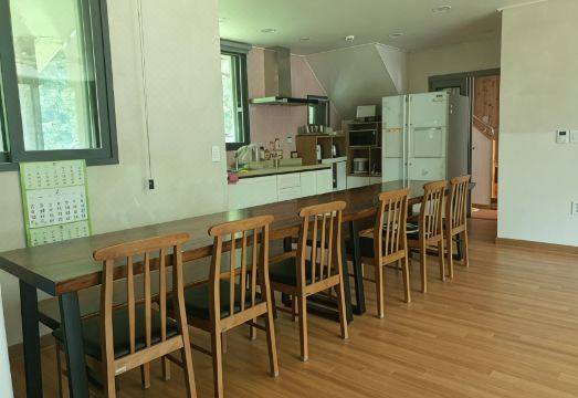 강화도 힐링힐펜션의 옥상 휴식 공간