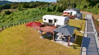 Jecheon Cheongpung Lake Caravan - ที่มีสระว่ายน้ำ