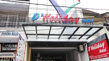 Hotel d'Holiday Makassar Отели рядом с достопримечательностью «Simpatik Aquarium»