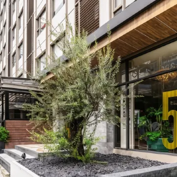 56 Surawong Hotel Bangkok Отели рядом с достопримечательностью «Комплекс Чамчури Сквэр»