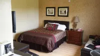 MacNeil's Motel - Motels
