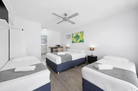 Pacific Paradise Airport Motel Отели в г. Диддиллиба