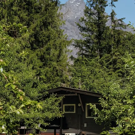 Chalet Rivière 2-bedroom cabin with AC and WiFi in Gold Bar