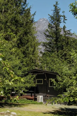 Chalet Rivière 2-bedroom cabin with AC and WiFi in Gold Bar
