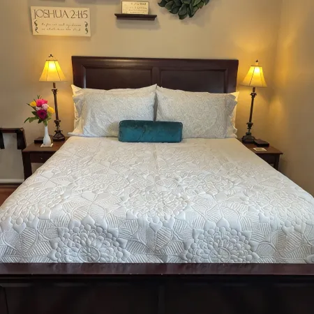 Lovely private guest suite w/hot tub/grill/kitchenette