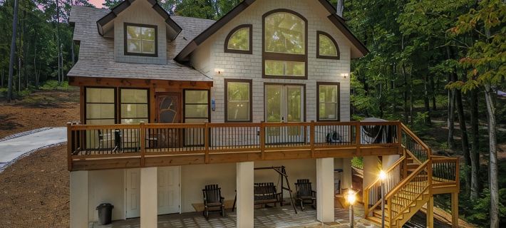 NEW Charming family friendly 3-bedroom cabin on serene Lake Keowee with Dock Отели в г. Окони Каунти