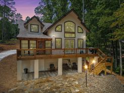NEW Charming family friendly 3-bedroom cabin on serene Lake Keowee with Dock
