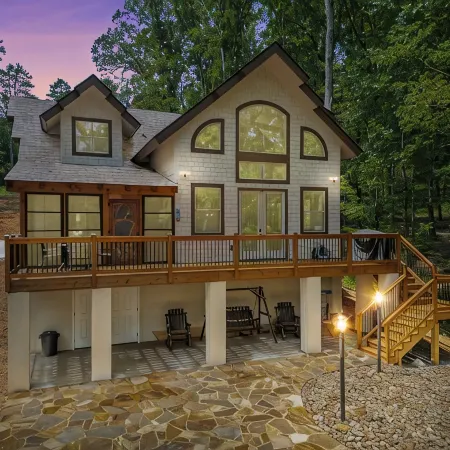 NEW Charming family friendly 3-bedroom cabin on serene Lake Keowee with Dock