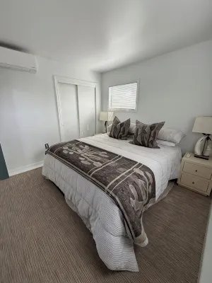 2-bedroom designer bungalow with Hot Tub, 1GB FiOS, AC, steps from the beach - Wi-Fi